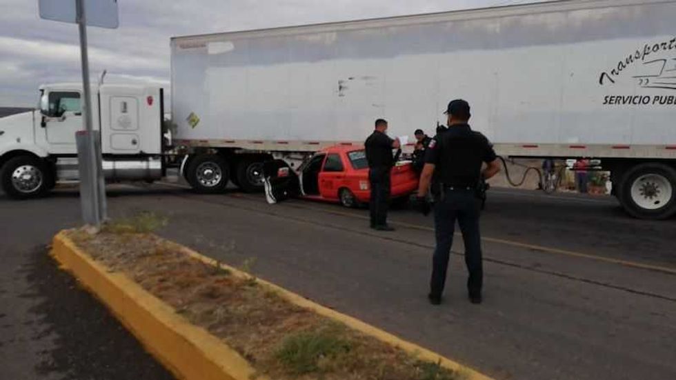 Taxista se incrusta en plataforma de tráiler