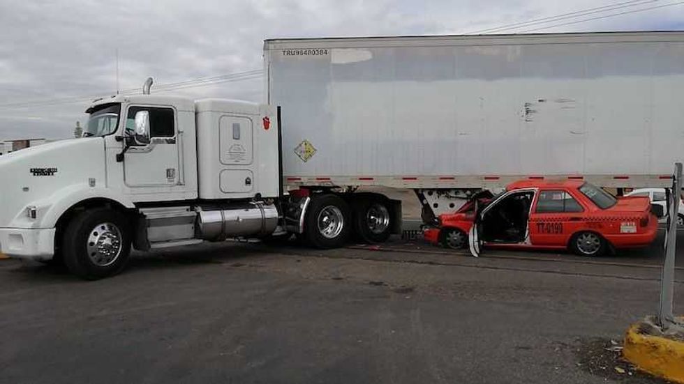 Taxista se incrusta en plataforma de tráiler