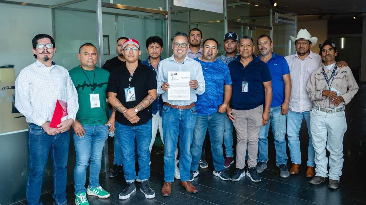 Taxistas de Santa Rosa Jáuregui reunidos con el documento de la iniciativa de registro de sitios de taxi en Querétaro