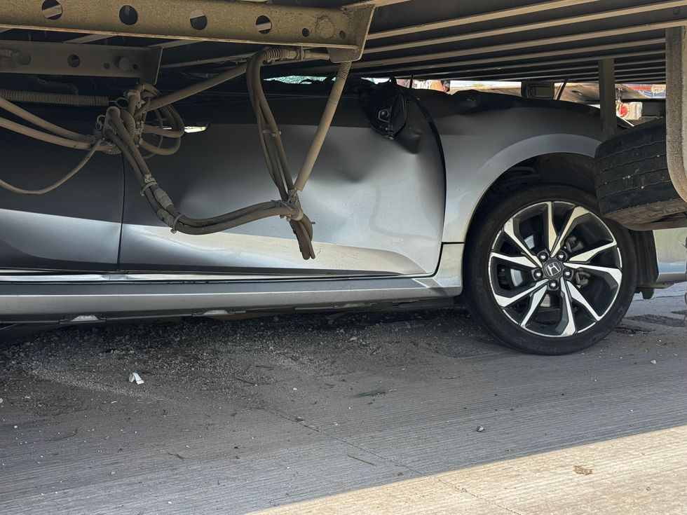 Techo del autom\u00f3vil aplastado contra la caja de un tr\u00e1iler en la autopista M\u00e9xico-Quer\u00e9taro