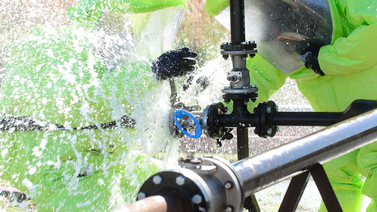 Técnico repara fuga en tubería de agua potable en San Juan del Río, Querétaro, 2026