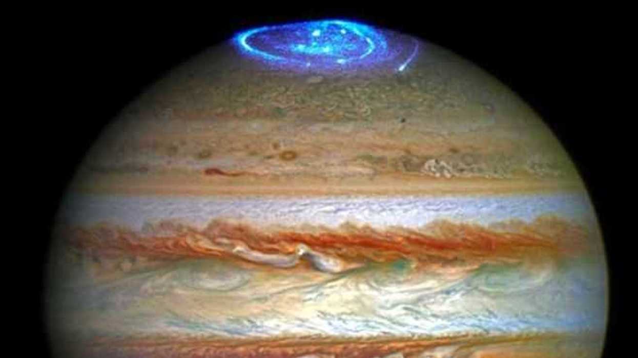 telescopio-espacial-muestra-imagenes-de-auroras-boreales-en-saturno