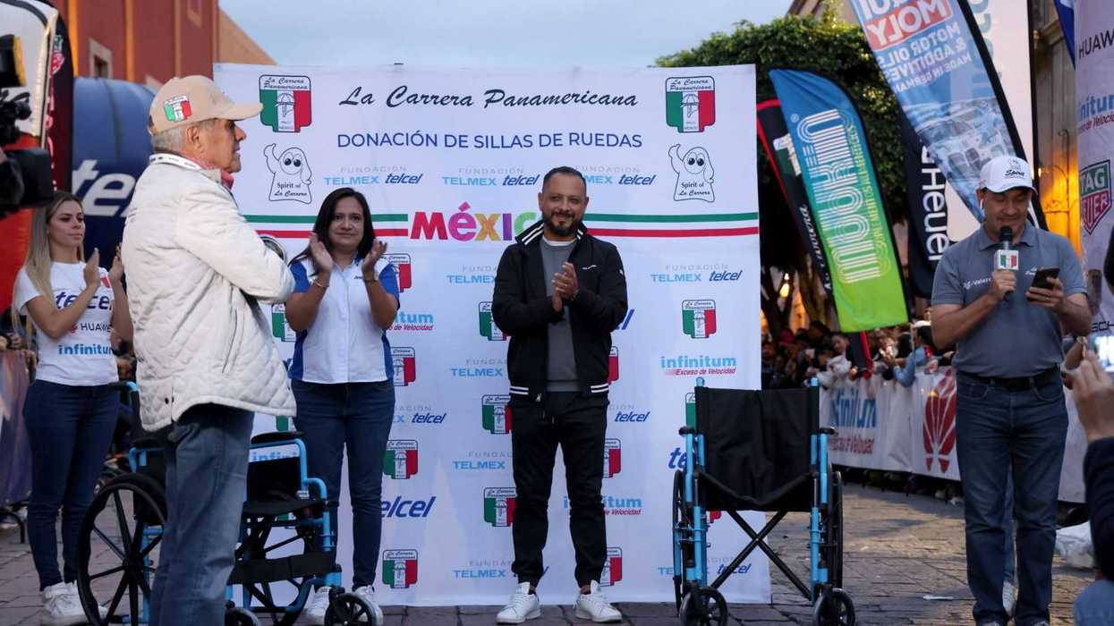 Telmex dona sillas de ruedas en carrera panamericana en Querétaro.