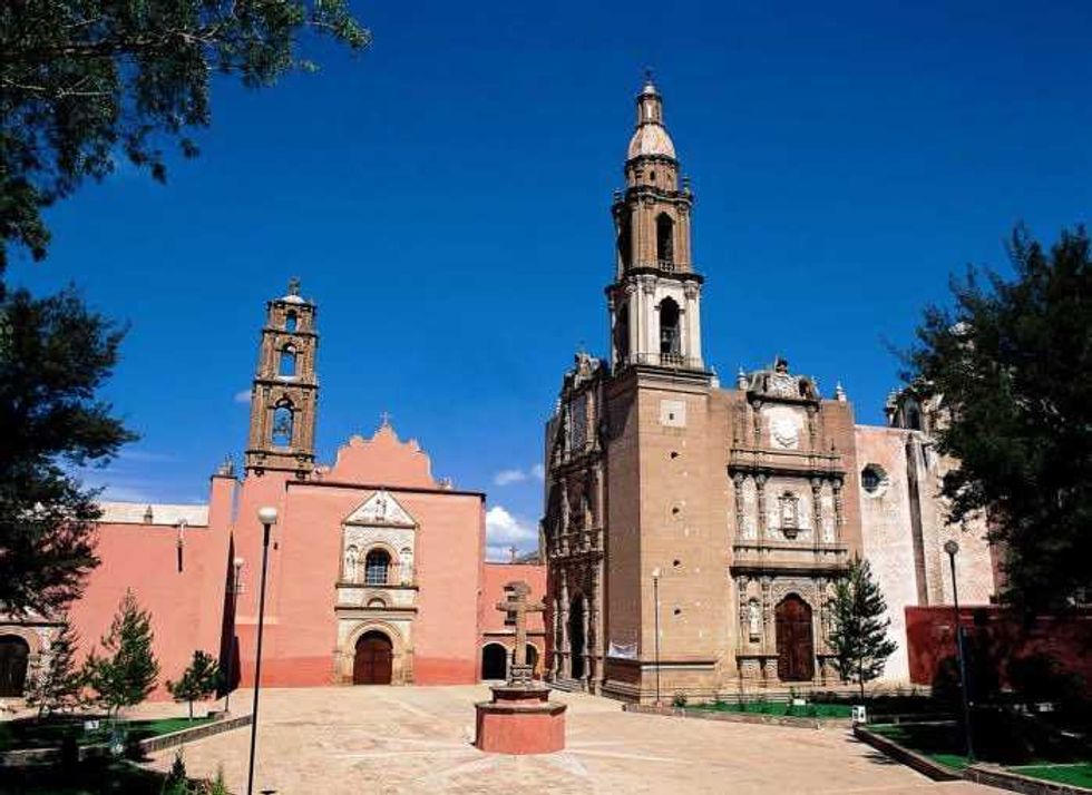 Templo con capilla rosa y torre barroca en Huichapan, Hidalgo