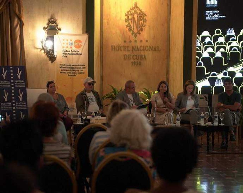 Tender puentes entre ciencia y arte, una apuesta también para el cine. Foto: Ilustrativa/ SEMlac Cuba.