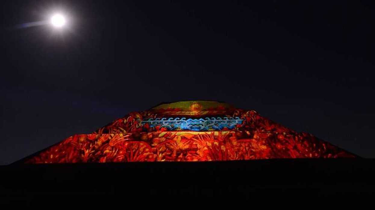 teotihuacan-nocturno
