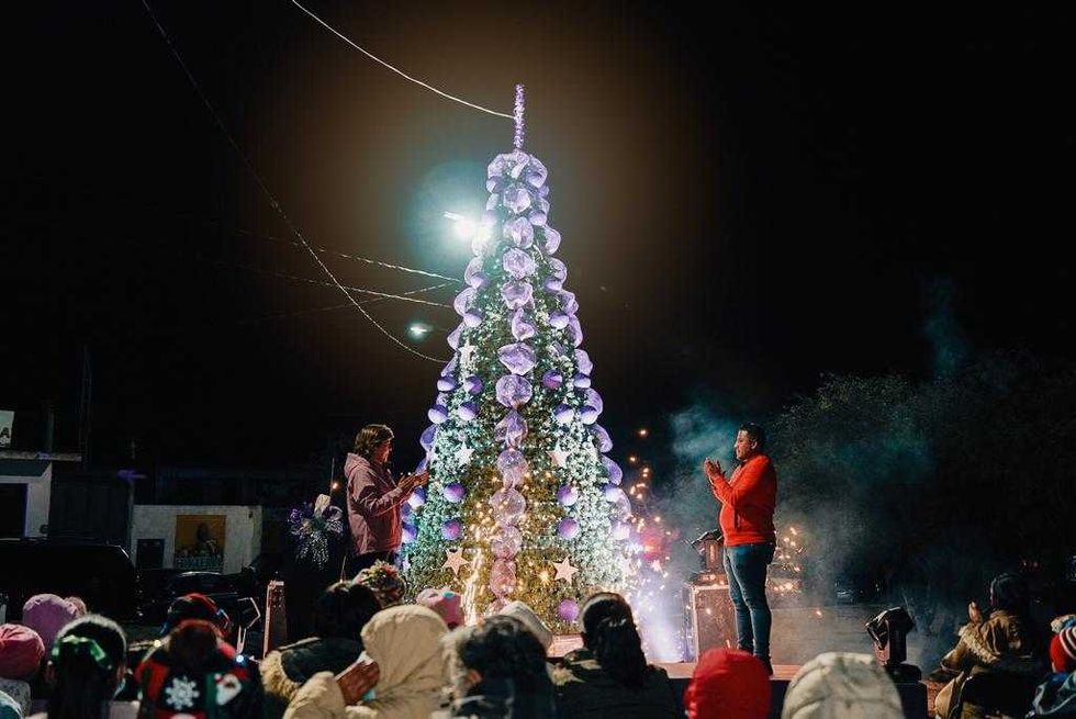 Tequisquiapan: Encendido del Árbol de los Deseos en Colonia López Mateos.
