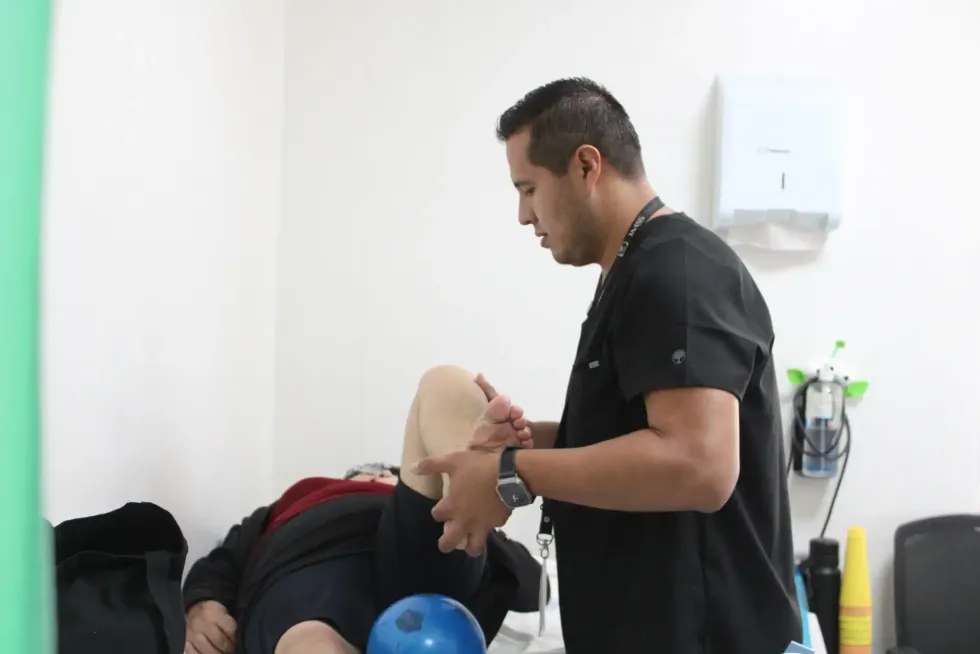 Terapeuta del IMSS realiza atenci\u00f3n f\u00edsica a una derechohabiente en Quer\u00e9taro