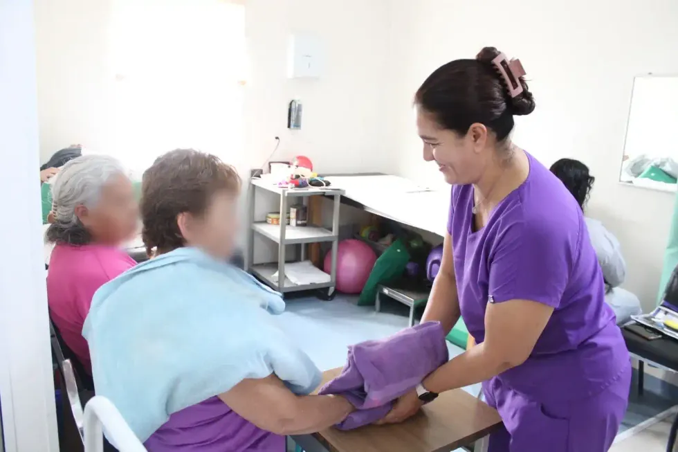 Terapeuta del IMSS realiza atenci\u00f3n f\u00edsica a una derechohabiente en Quer\u00e9taro