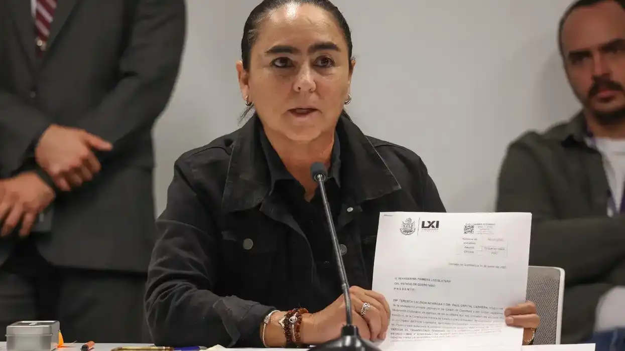 Teresita Calzada muestra el documento de la iniciativa de Movimiento Ciudadano durante la sesión de la comisión legislativa
