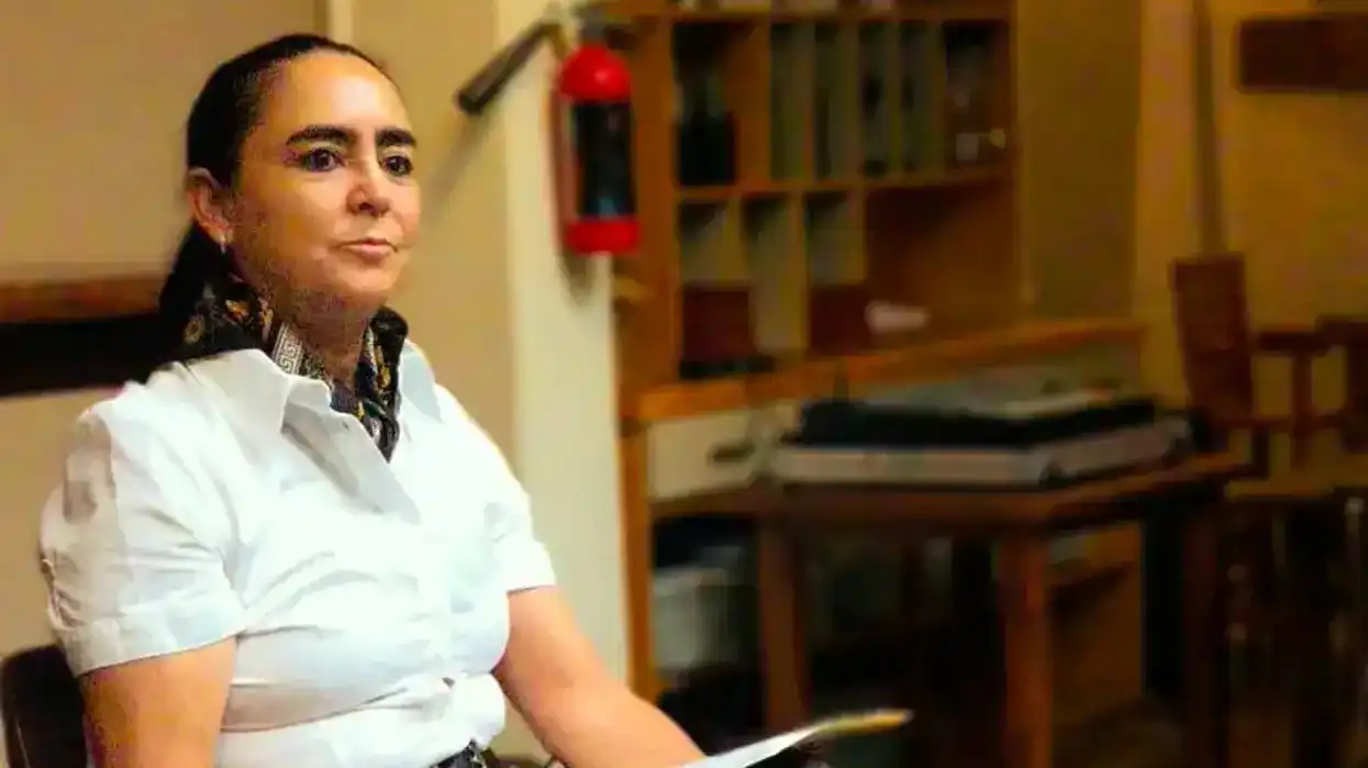 Teresita Calzada Rovirosa, sentada con documentos en mano, durante una sesión de trabajo legislativo