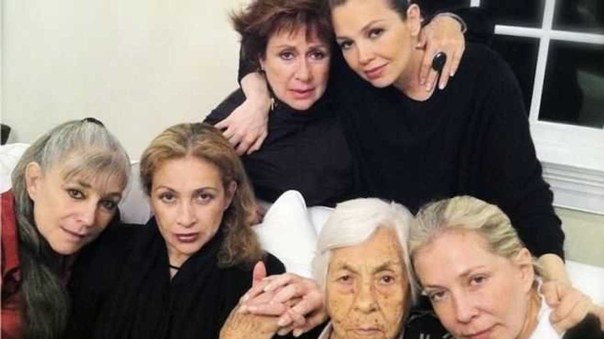 thalia-firma-contrato-ayudar-abuela-eva-mange