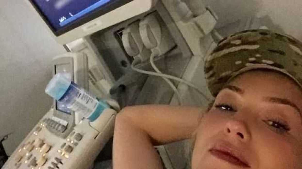 Thalía se realiza ultrasónido.