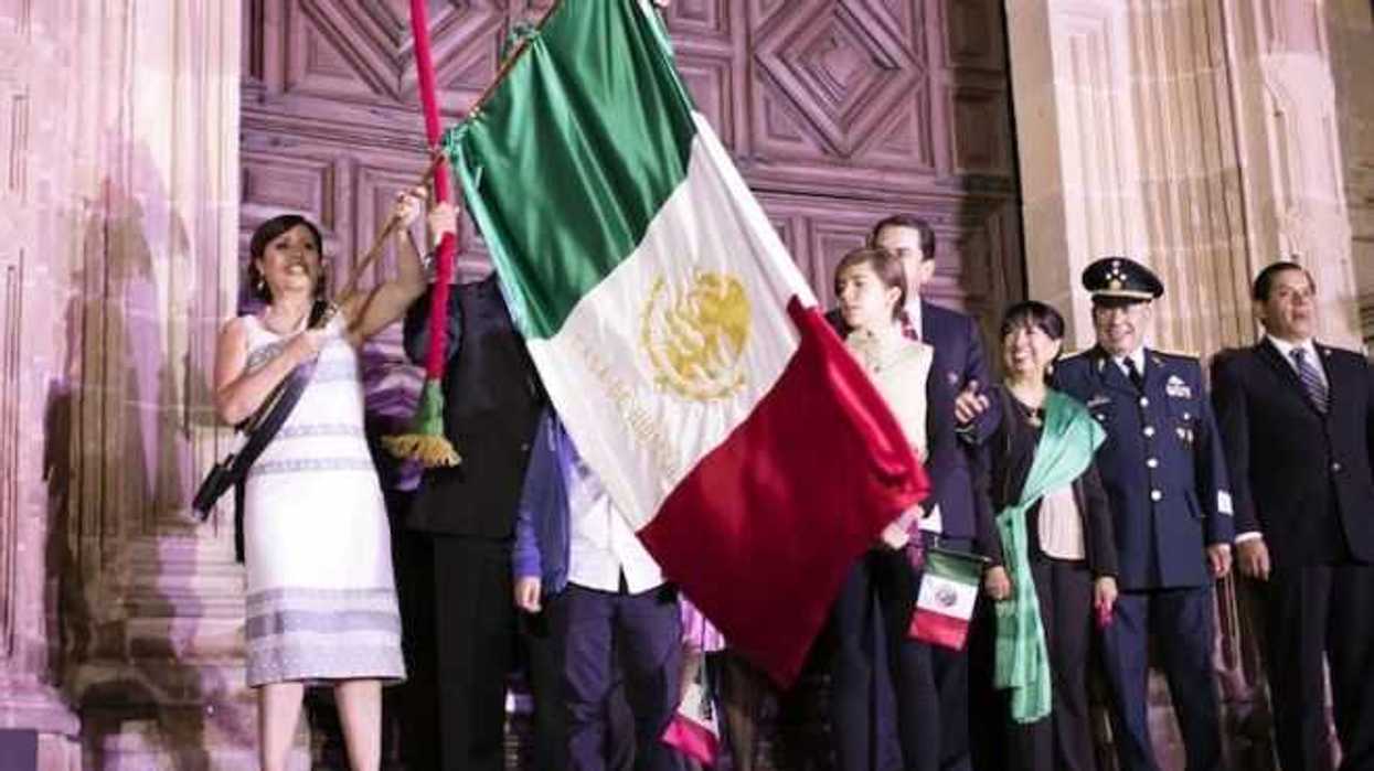 Titular de la SEDATU, Rosario Robles Berlanga, encabezó ayer el 205 aniversario del inicio de la Independencia de México con la tradicional ceremonia del Grito en Dolores Hidalgo, cuna de la Independencia. FOTO/NOTIMEX