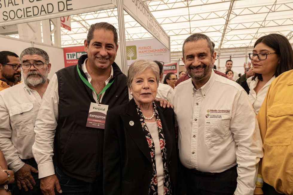 To\u00f1o P\u00e9rez con Alicia B\u00e1rcena y Sergio Graf durante la Feria Nacional Forestal 2026.