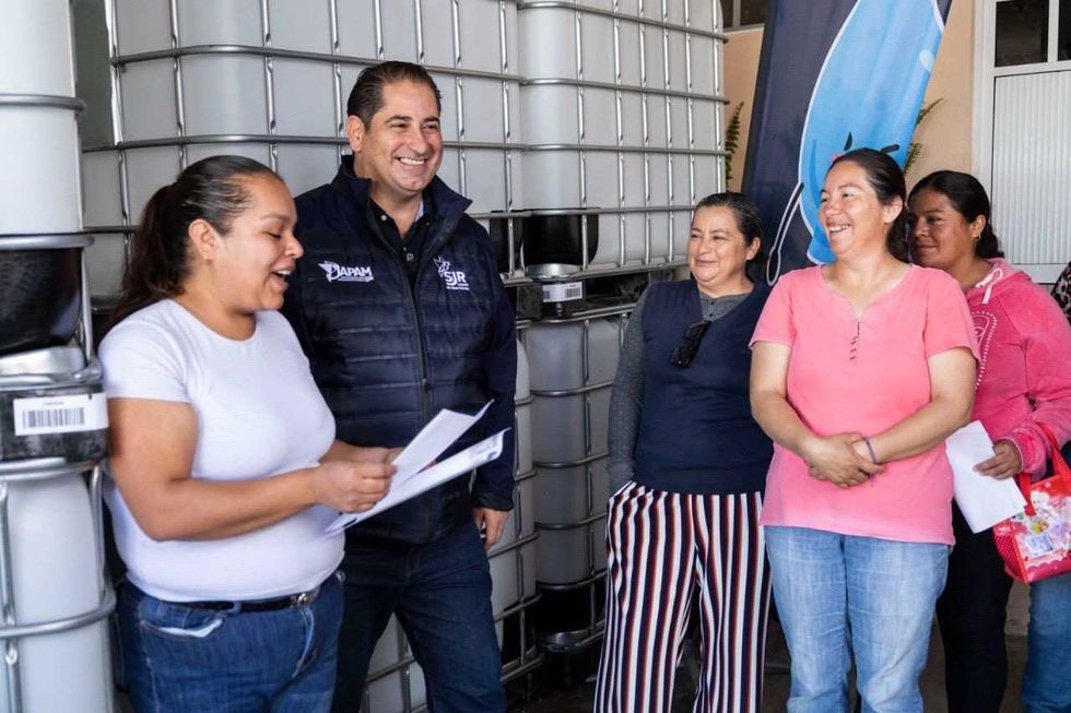 To\u00f1o P\u00e9rez, director de JAPAM, realiza entrega de contenedores de agua en San Miguel Arc\u00e1ngel como parte del programa Agua a tu Alcance en San Juan del R\u00edo