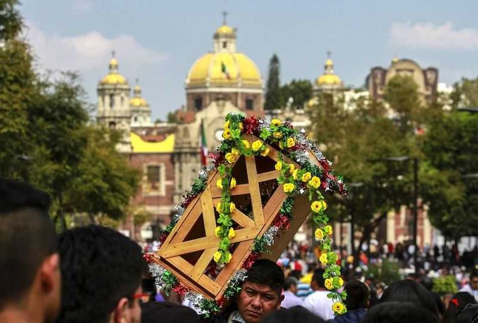 todo listo en la basilica para festejar a la virgen de guadalupe 1