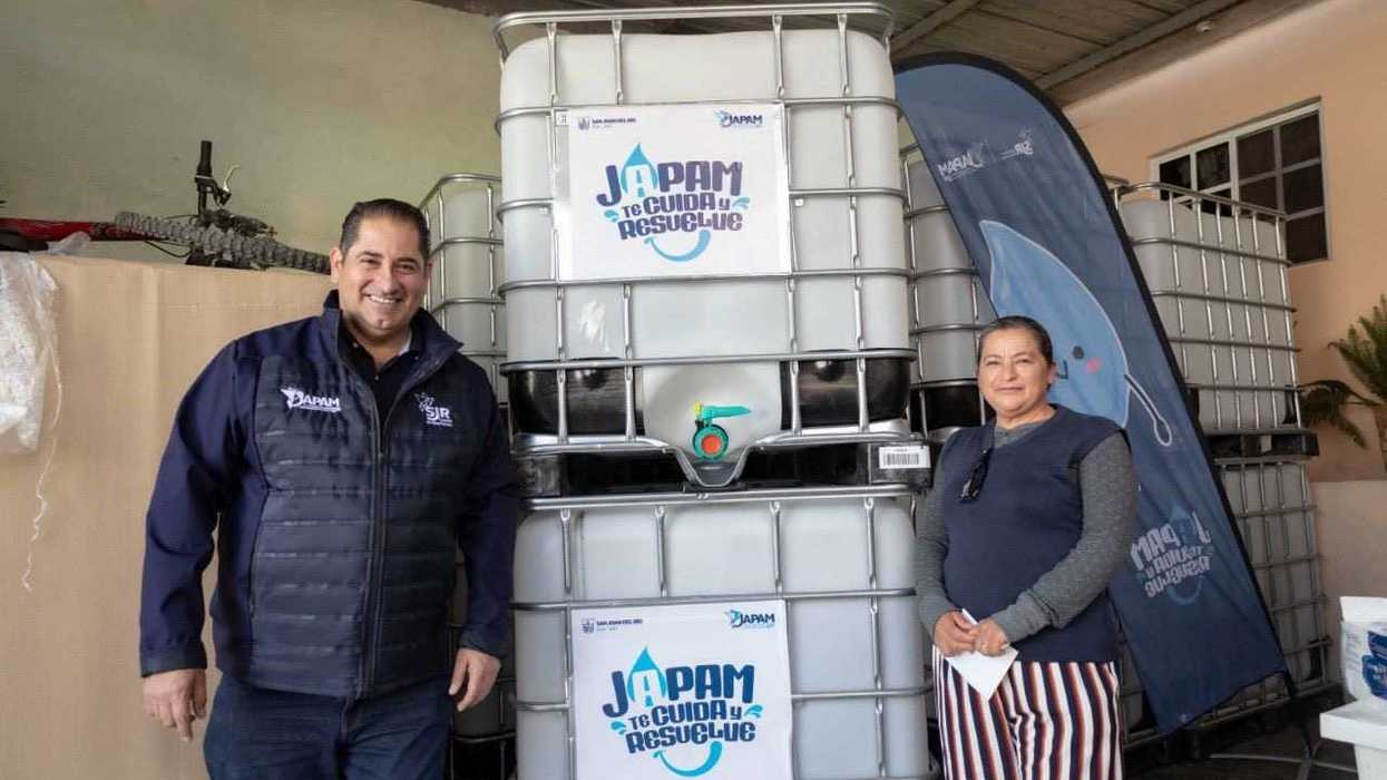 Toño Pérez, director de JAPAM, realiza entrega de contenedores de agua en San Miguel Arcángel como parte del programa Agua a tu Alcance en San Juan del Río
