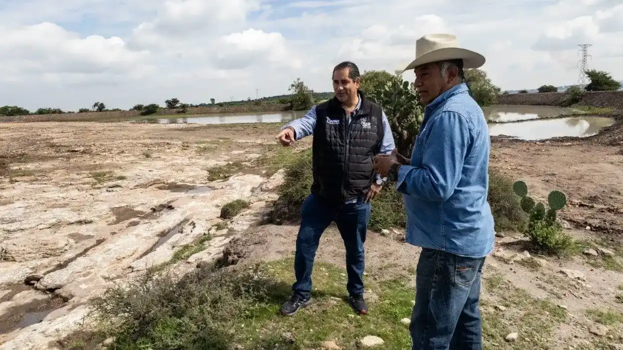 Toño Pérez supervisa trabajos en el bordo San Benito de Santa Bárbara La Cueva