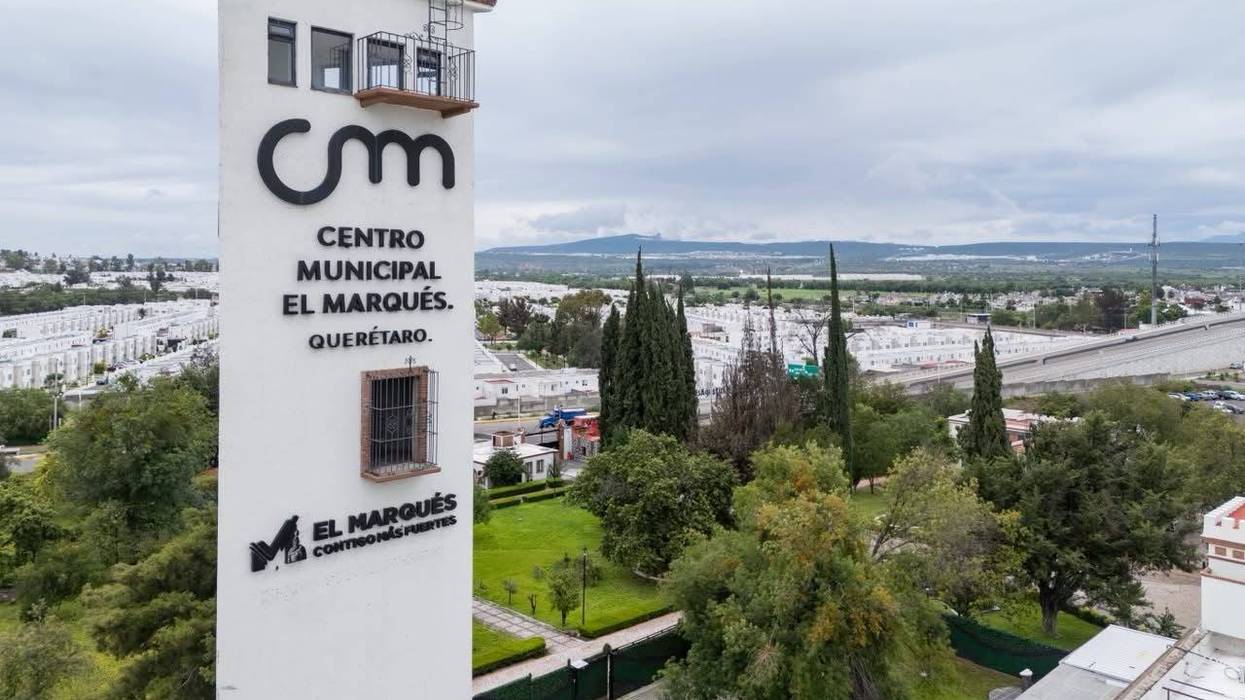 Torre del Centro Municipal de El Marqués, Querétaro, con el nombre del recinto y el logotipo del municipio