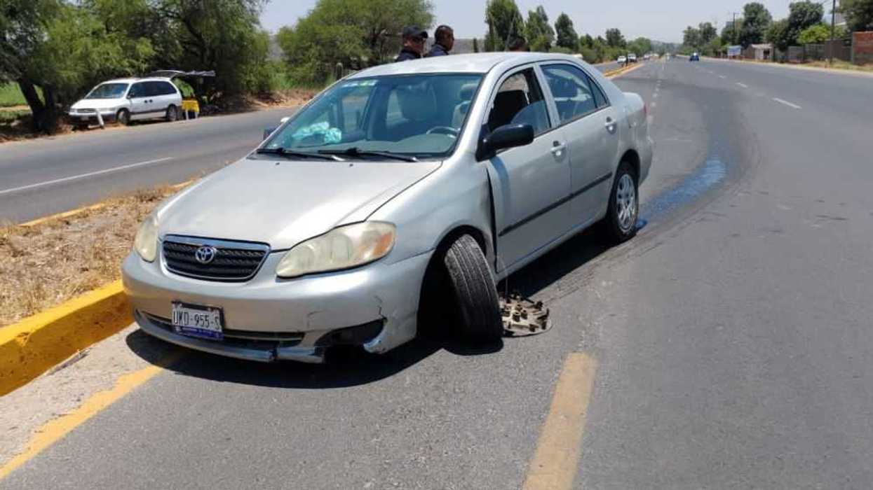 Toyota pierde el control y se impacta contra el camellón en carretera a Ezequiel Montes.