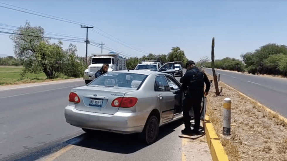 Toyota pierde el control y se impacta contra el camellón en carretera a Ezequiel Montes.