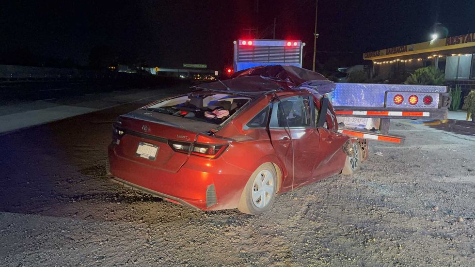 Toyota Yaris con placas de Quer\u00e9taro incrustado bajo la plataforma de un tr\u00e1iler estacionado en el km 177 de la autopista M\u00e9xico-Quer\u00e9taro, en Pedro Escobedo