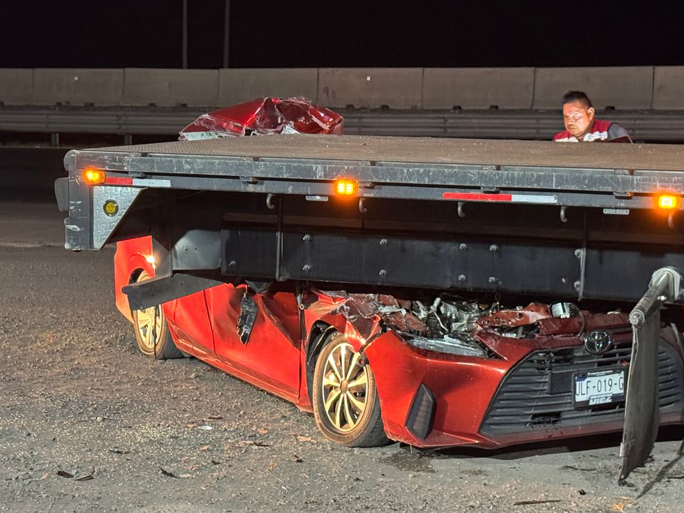 Toyota Yaris con placas de Quer\u00e9taro incrustado bajo la plataforma de un tr\u00e1iler estacionado en el km 177 de la autopista M\u00e9xico-Quer\u00e9taro, en Pedro Escobedo