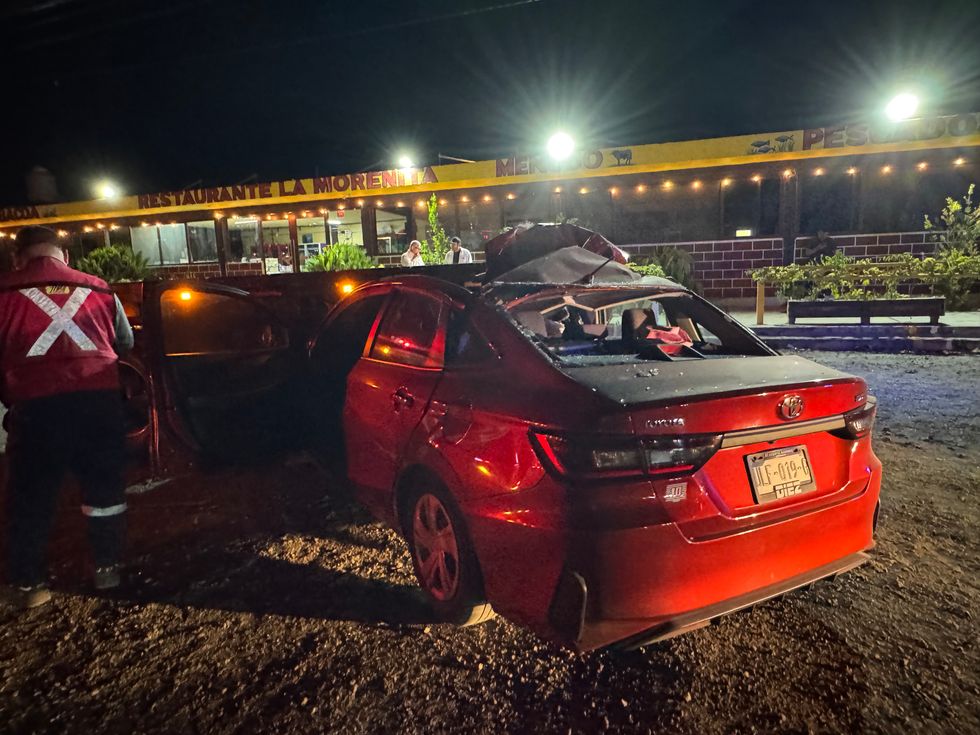 Toyota Yaris con placas de Quer\u00e9taro incrustado bajo la plataforma de un tr\u00e1iler estacionado en el km 177 de la autopista M\u00e9xico-Quer\u00e9taro, en Pedro Escobedo