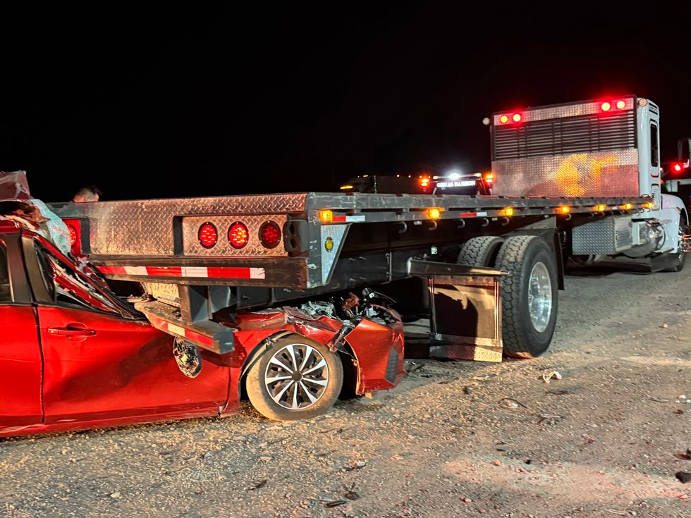 Toyota Yaris con placas de Quer\u00e9taro incrustado bajo la plataforma de un tr\u00e1iler estacionado en el km 177 de la autopista M\u00e9xico-Quer\u00e9taro, en Pedro Escobedo