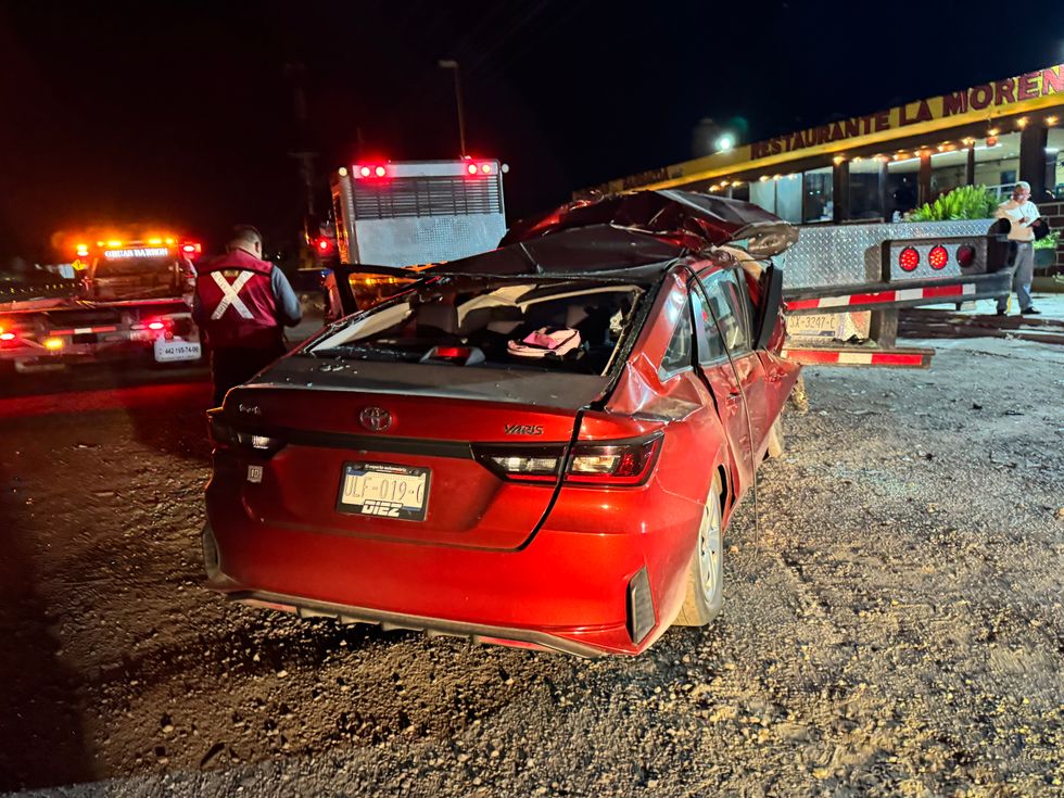 Toyota Yaris con placas de Quer\u00e9taro incrustado bajo la plataforma de un tr\u00e1iler estacionado en el km 177 de la autopista M\u00e9xico-Quer\u00e9taro, en Pedro Escobedo