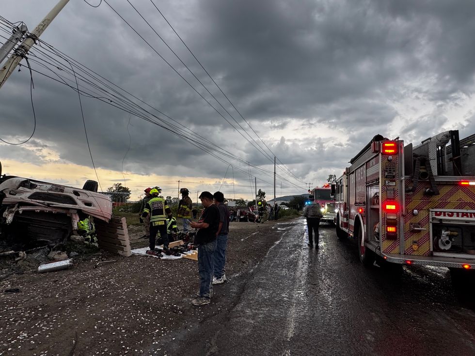 Tr\u00e1iler cargado con cemento volcado sobre la carretera Federal 45, en el acceso a Paso de Mata, donde bomberos realizan labores para rescatar al conductor prensado.