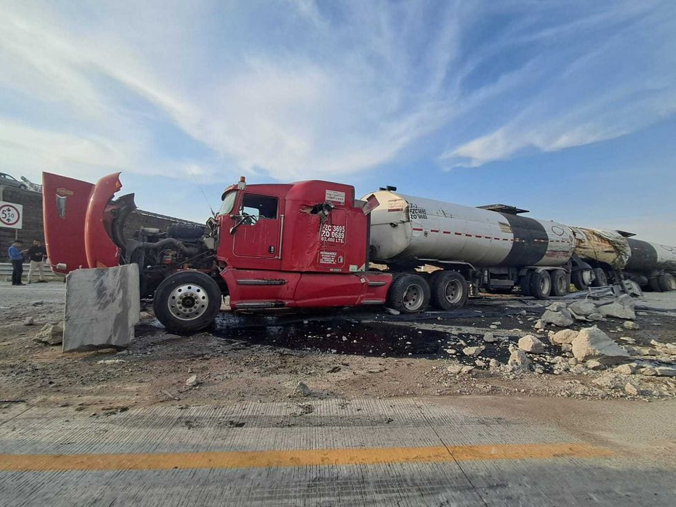 Tr\u00e1iler con pollo congelado calcinado tras provocar accidente en el km 17 del macrolibramiento Palmillas-Apaseo Amealco