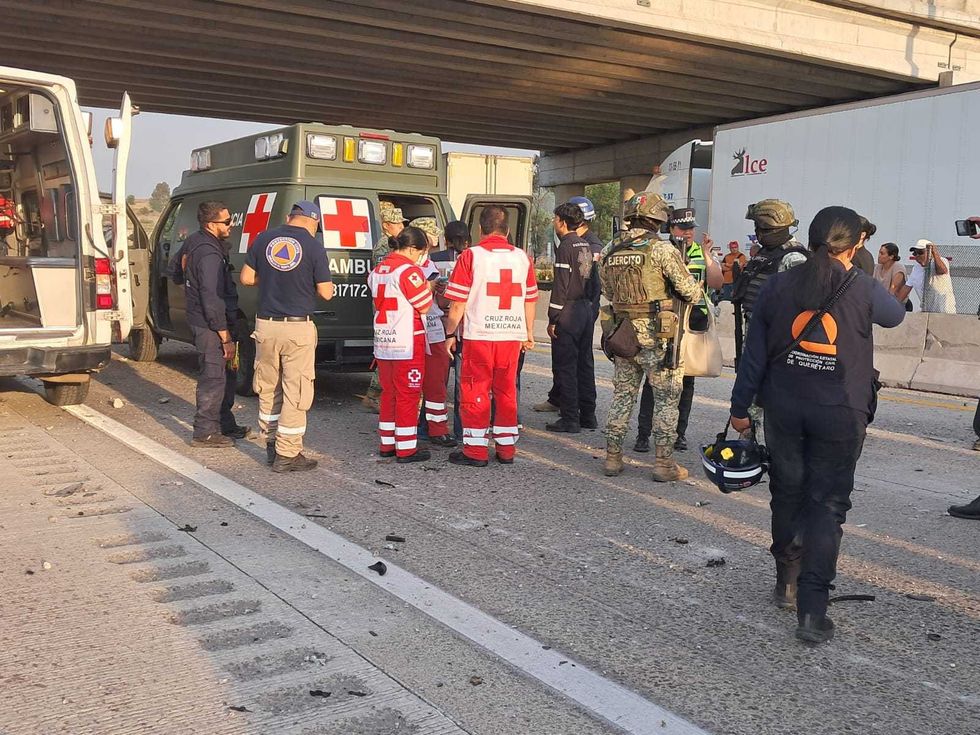Tr\u00e1iler con pollo congelado calcinado tras provocar accidente en el km 17 del macrolibramiento Palmillas-Apaseo Amealco