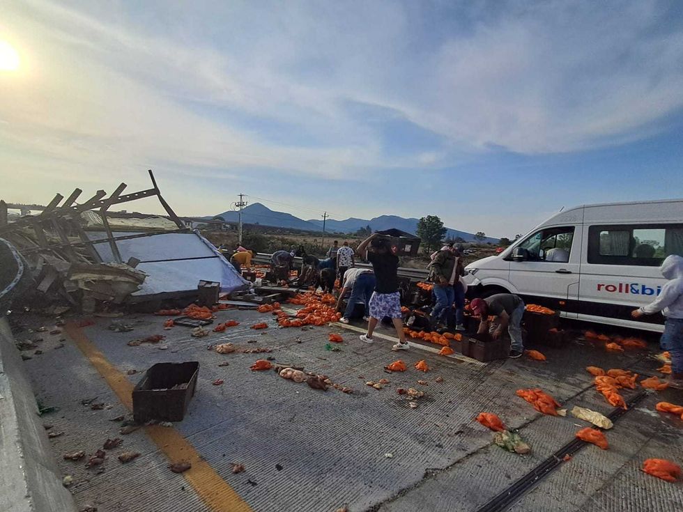 Tr\u00e1iler con pollo congelado calcinado tras provocar accidente en el km 17 del macrolibramiento Palmillas-Apaseo Amealco