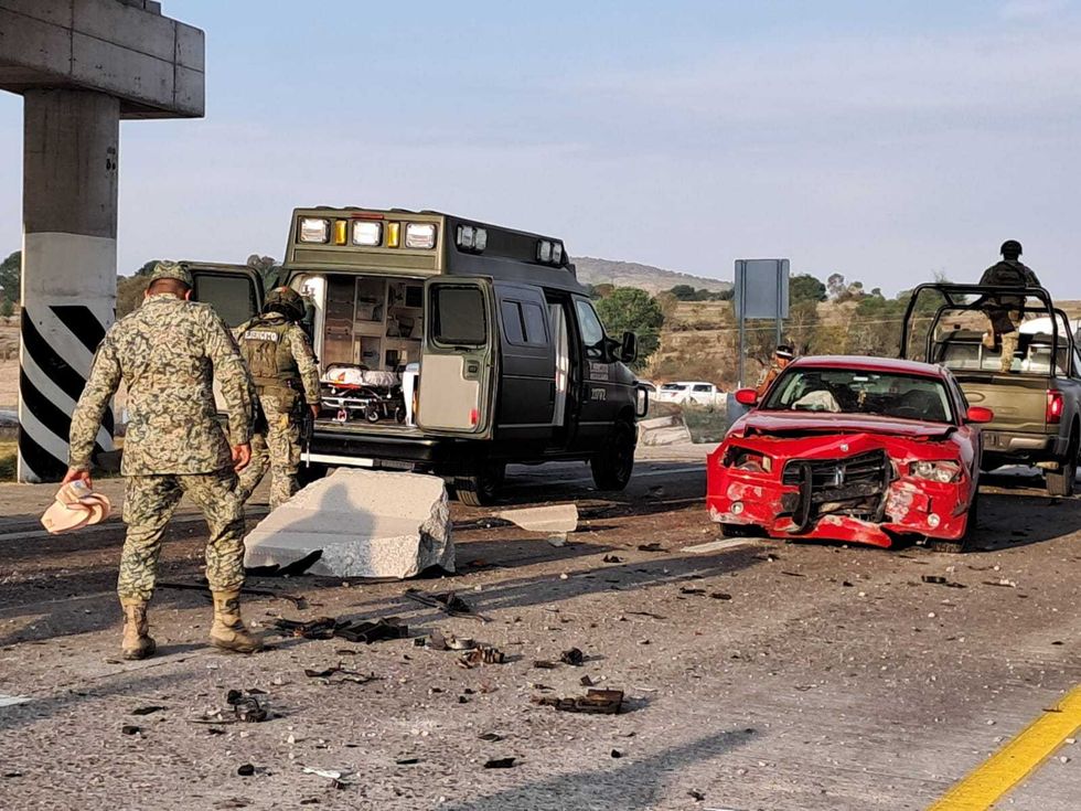 Tr\u00e1iler con pollo congelado calcinado tras provocar accidente en el km 17 del macrolibramiento Palmillas-Apaseo Amealco