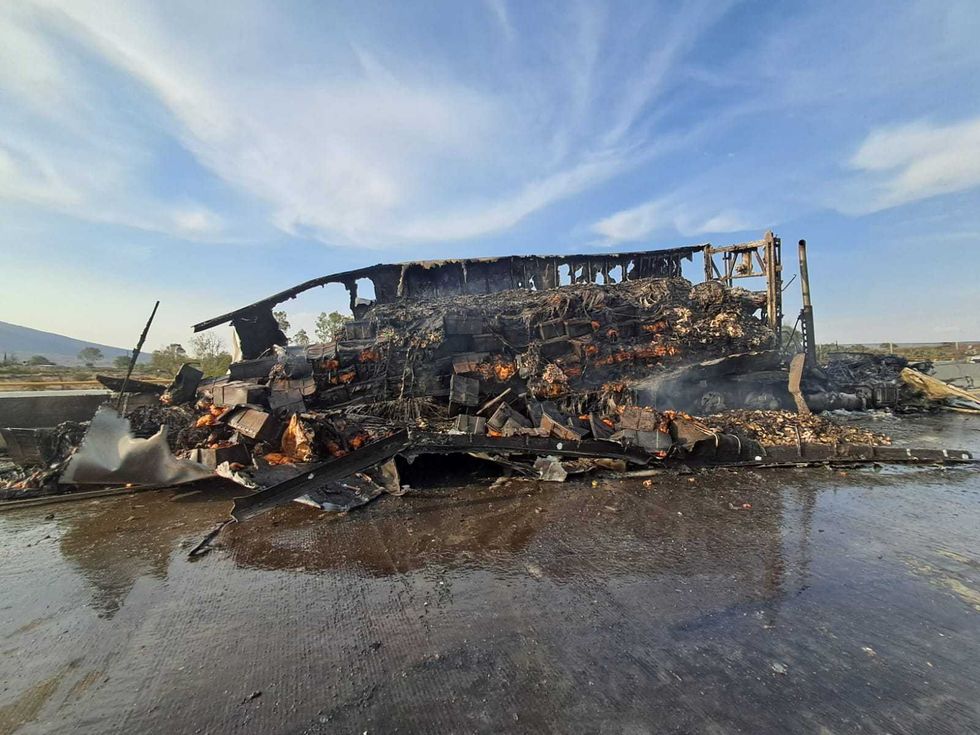 Tr\u00e1iler con pollo congelado calcinado tras provocar accidente en el km 17 del macrolibramiento Palmillas-Apaseo Amealco