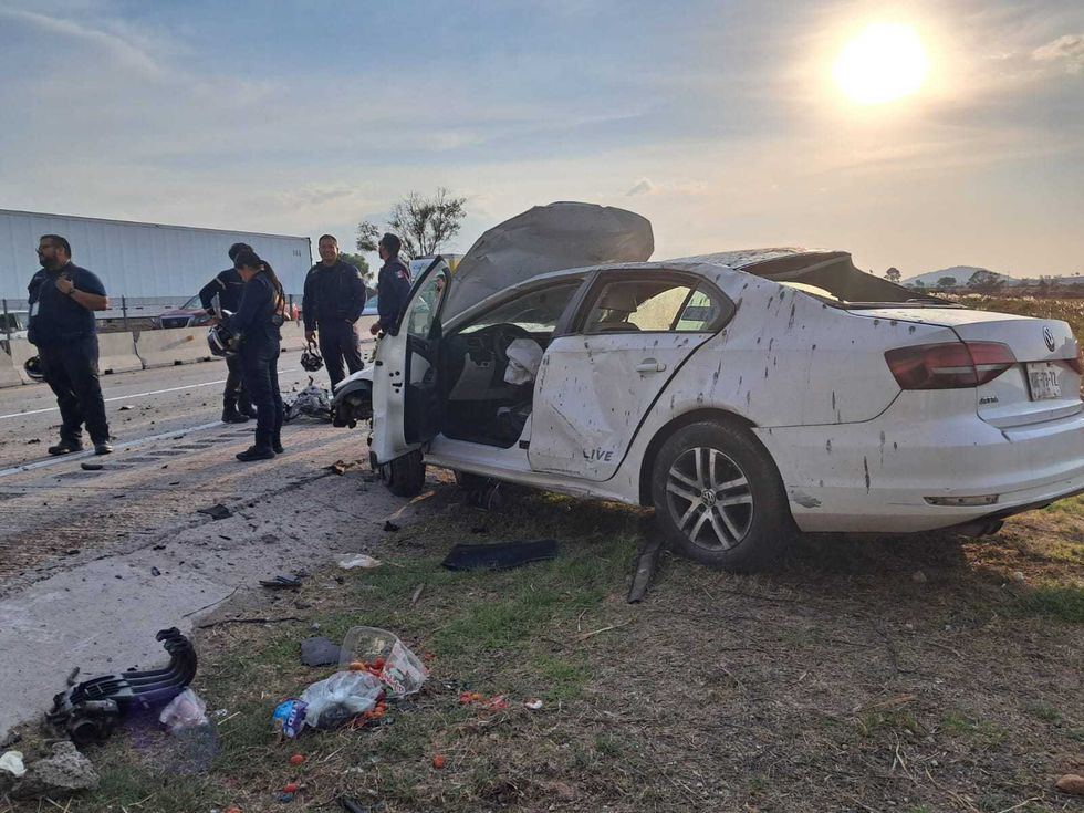 Tr\u00e1iler con pollo congelado calcinado tras provocar accidente en el km 17 del macrolibramiento Palmillas-Apaseo Amealco