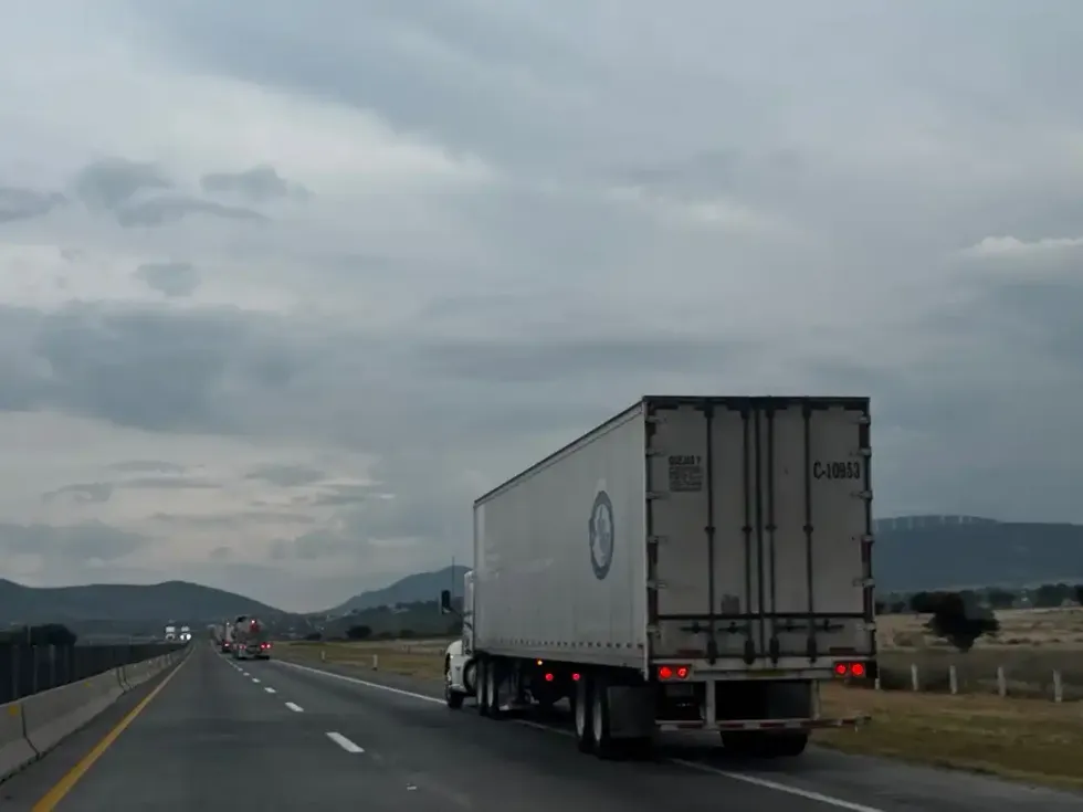 Tr\u00e1iler de caja seca circula por el macrolibramiento Palmillas-Apaseo entre tr\u00e1nsito de transporte de carga