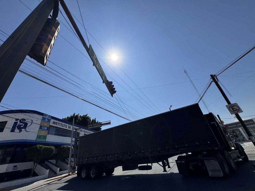 Tr\u00e1iler de doble remolque obstruye Boulevard Hidalgo durante maniobras en San Juan del R\u00edo