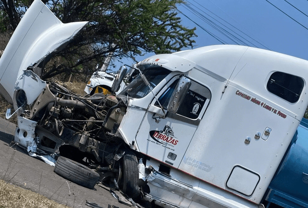 Tr\u00e1iler de Transportes Terrazas con placas federales tras choque frontal contra autom\u00f3vil compacto en carretera 431 Galindo-Los Cues Pedro Escobedo