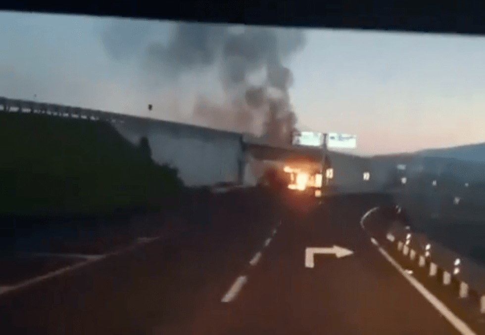 Tr\u00e1iler incendiado bloquea autopista de Michoac\u00e1n durante narcobloqueos del 19 de agosto de 2026.