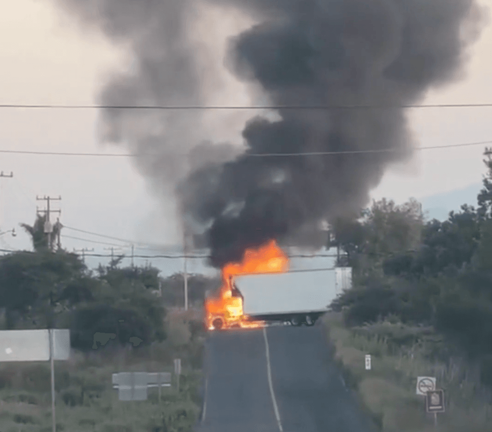 Tr\u00e1iler incendiado como narcobloqueo en carretera de Michoac\u00e1n, 19 de agosto de 2026.