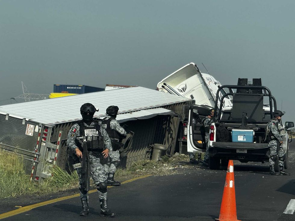 Tr\u00e1iler tipo caja seca volcado sobre el camell\u00f3n central de la carretera federal Celaya\u2013Salamanca tras salirse del camino.