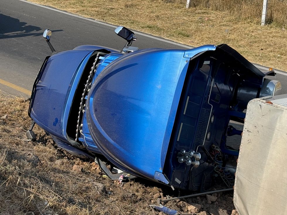 Tr\u00e1iler tipo caja seca volcado sobre el talud del puente en la salida Calamanda de la autopista M\u00e9xico-Quer\u00e9taro en Pedro Escobedo