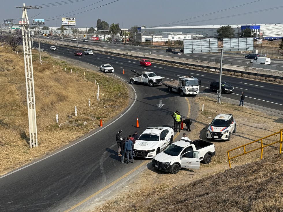 Tr\u00e1iler tipo caja seca volcado sobre el talud del puente en la salida Calamanda de la autopista M\u00e9xico-Quer\u00e9taro en Pedro Escobedo