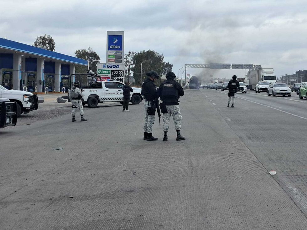 Tr\u00e1iler tipo tolva incendiado tras ataque armado en el kil\u00f3metro 168 de la autopista M\u00e9xico-Quer\u00e9taro en San Juan del R\u00edo