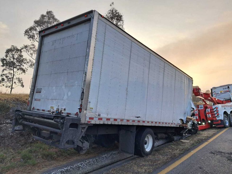 Tr\u00e1iler Torton sali\u00f3 de la carretera federal 57 en el tramo San Juan del R\u00edo-Palmillas. La unidad fue remolcada al corral\u00f3n oficial.