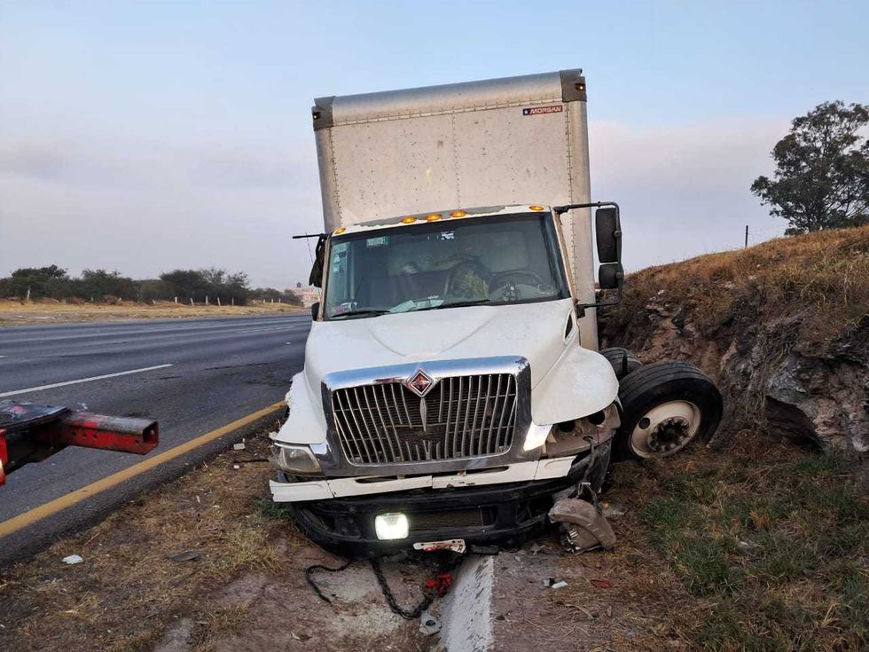 Tr\u00e1iler Torton sali\u00f3 de la carretera federal 57 en el tramo San Juan del R\u00edo-Palmillas. La unidad fue remolcada al corral\u00f3n oficial.