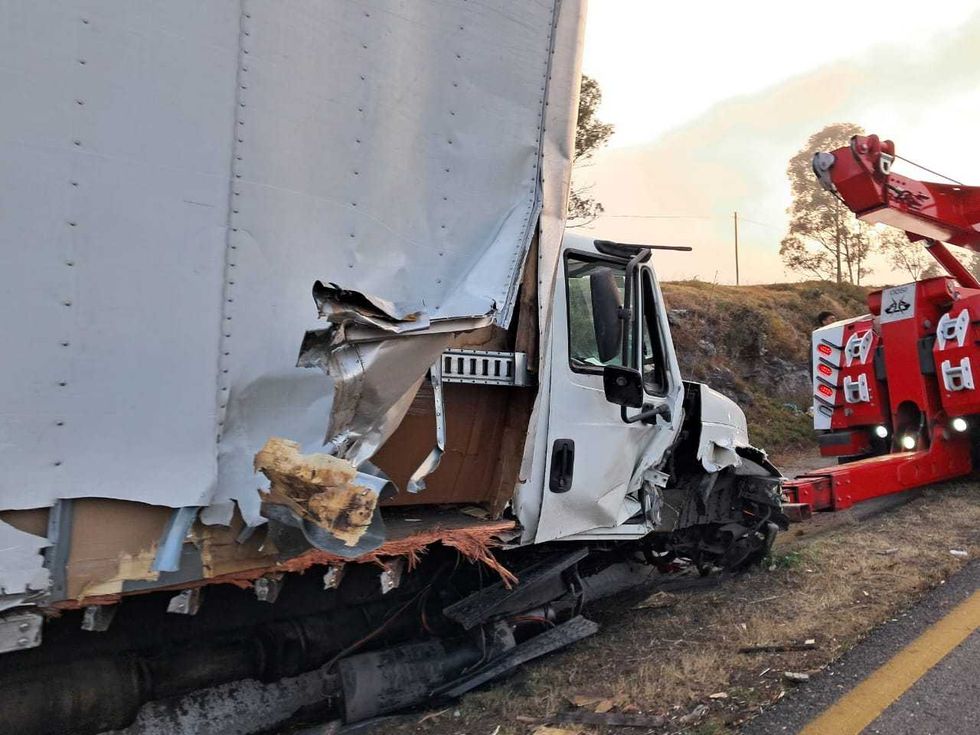 Tr\u00e1iler Torton sali\u00f3 de la carretera federal 57 en el tramo San Juan del R\u00edo-Palmillas. La unidad fue remolcada al corral\u00f3n oficial.